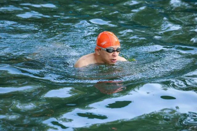 张朝阳现身颐和园游泳训练 备战汕头南澳岛横渡挑战